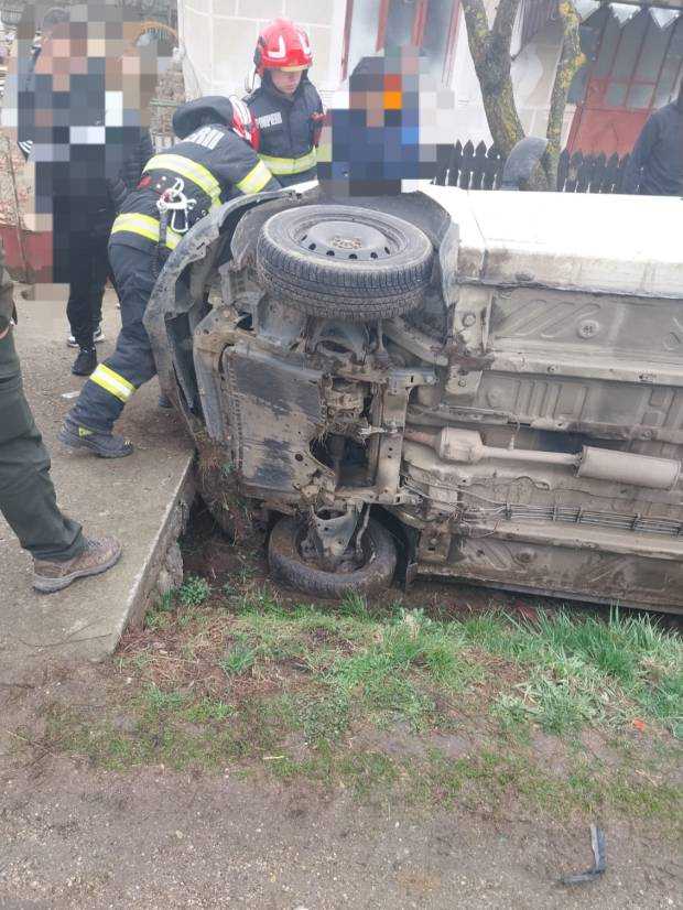 Accident în Argeș. O mașină s-a răsturnat în șanț
