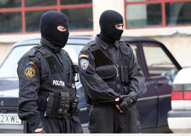 Peste 180 de percheziţii domicilare, pentru destructurare unor grupări infracţionale; 11 kg de canabis şi 24 de kilograme de droguri, confiscate