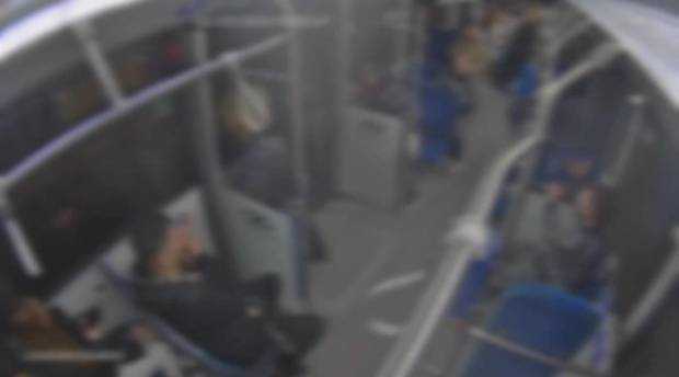Video. Fete agresate în autobuz. Poliția caută a doua victimă și face apel public