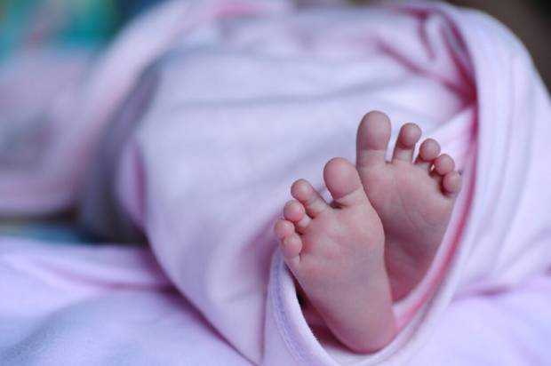 Bebeluş de 3 săptămâni, găsit fără viaţă de părinţi, cu urme de sânge în jurul nasului şi gurii