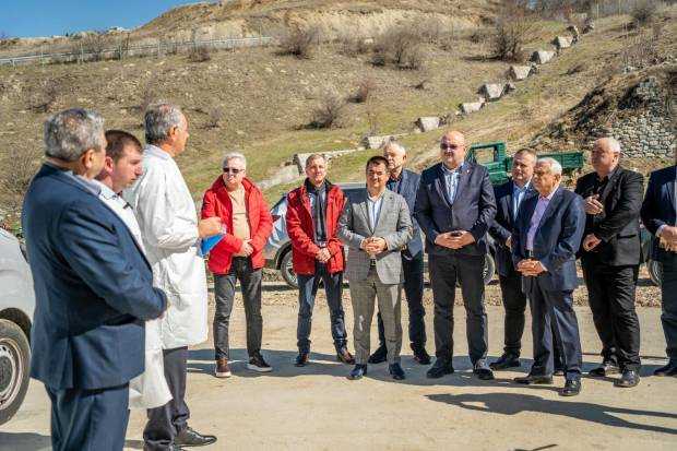 Petre Daea: „Îl felicit pe Ion Mînzînă pentru investițiile record din Argeș și pentru că tot timpul este alături de producătorii agricoli!”