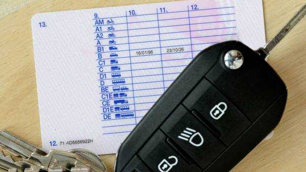 Un român care a cumpărat de pe Facebook un permis de conducere s-a dus la poliție să-l reînnoiască