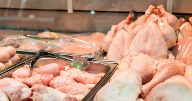 Carne de pui cu salmonella pe rafturilor unor magazine din România