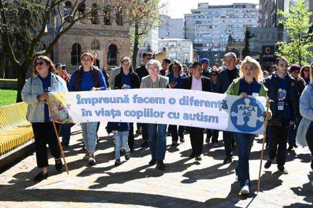 Clădirea Primăriei Pitești, iluminată în albastru. „Un cald mesaj de susținere și înțelegere”