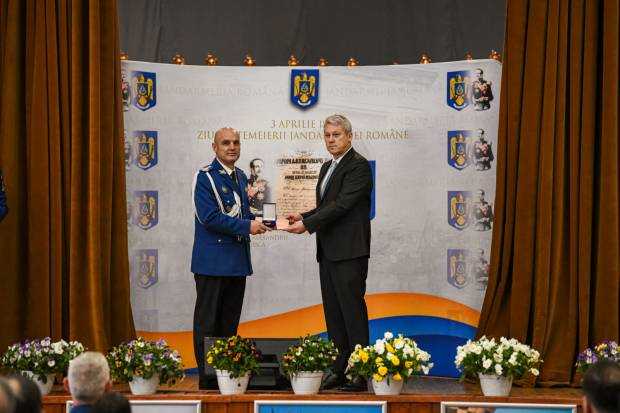 Jandarmeria Argeș a primit Emblema de Onoare a M.A.I. „pentru servicii și fapte deosebite”