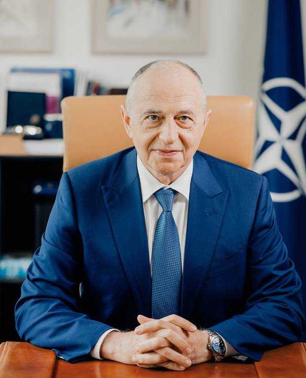 Mircea Geoană, adjunctul NATO, își lansează cartea în Argeș