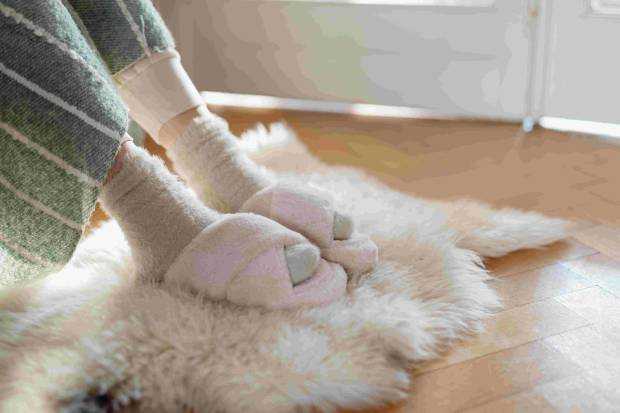 Ce papuci de damă ar trebui să porți în casă pentru confortul picioarelor tale?