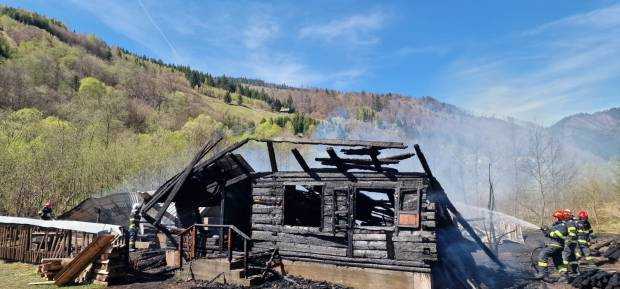 Incendiu! Două case au ars la Rucăr, în satul Sătic