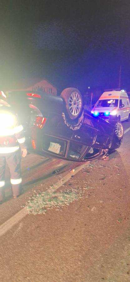 Accident în Argeş. O maşină, cu roţile-n sus!