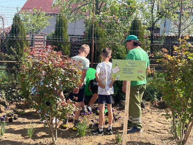 „O zi cu tata” la Piteşti. Deţinuţii au plantat flori, alături de copiii lor