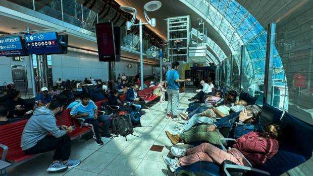 MAE: Două grupuri de cetăţeni români, blocate pe Aeroportul din Dubai din cauza fenomenelor meteorologice extreme