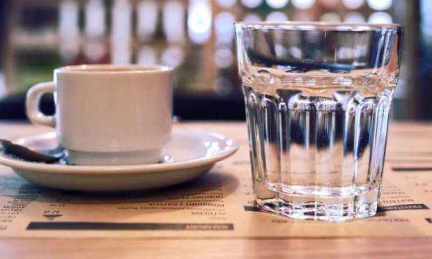 Restaurantele şi barurile din România, obligate să ofere apă gratis clienţilor care cer. Legea a fost promulgată