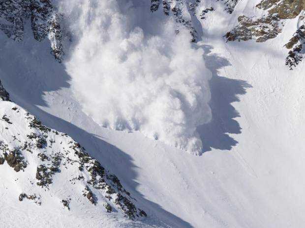 Femeie surprinsă de avalanșă în timp ce schia în munții Rodnei