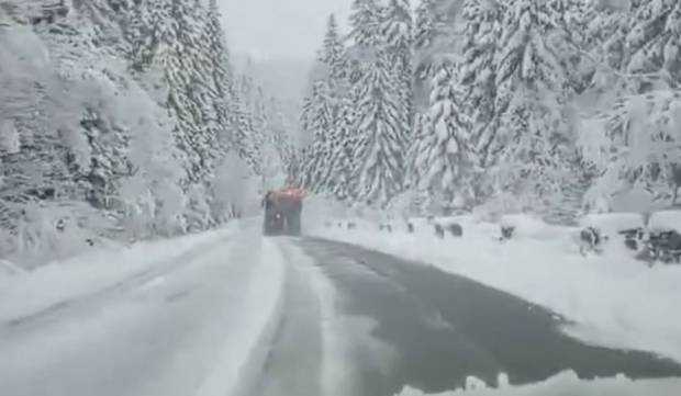 Ninge abundent în mai multe zone din ţară. Drumarii intervin cu utilajele de deszăpezire