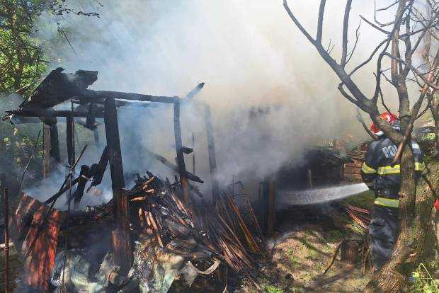 Argeș. Un incendiu a mistuit o anexă din curtea unei case