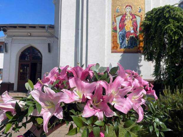 Flori și ramuri de salcie de Florii, pentru cele 37 de biserici din Pitești
