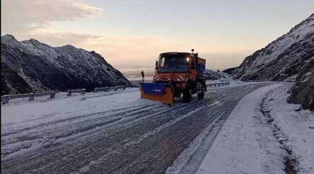 A început deszăpezirea pe Transfăgărăşan. E posibil să fie deschis circulaţiei mai devreme de 1 iulie