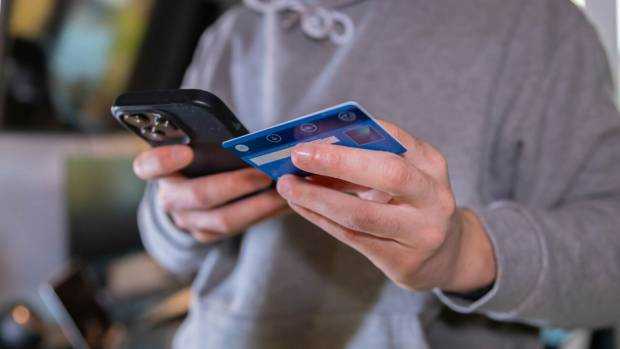 Cea mai mare rețea de fraudă prin telefon din Europa a fost destructurată