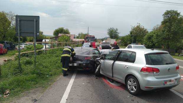 Accident în Argeș. Două mașini implicate