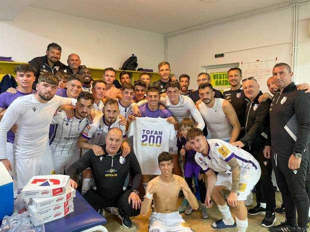 FC Argeş. Andrei Tofan a primit un tricou special de la membrii Violet Republic