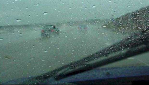 Vremea rea a făcut prăpăd în țară în ziua de Paști. Ploaie torențială cu grindină pe Autostrada București-Pitești