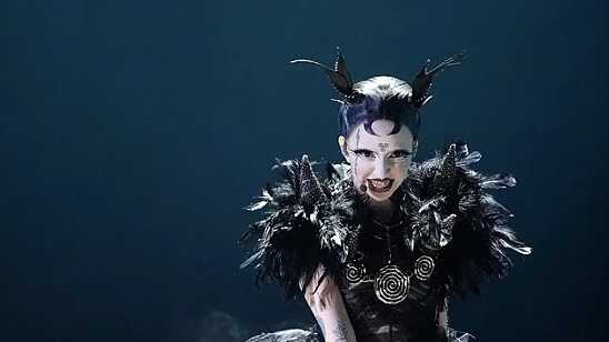 Scandal monstru la Eurovision. Reprezentanta ”non-binară” a Irlandei a făcut un show satanist 