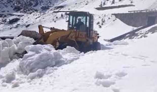 Zăpadă de peste 4 metri pe Transfăgărășan. Drumarii lucrează într-o zonă dificilă, cu risc de avalanșă