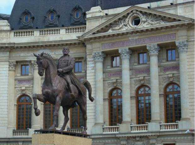 10 Mai 1939: Se inaugurează în București, peste drum de  Palatul Regal, statuia regelui Carol I, realizată de sculptorul Ivan Mestrovic