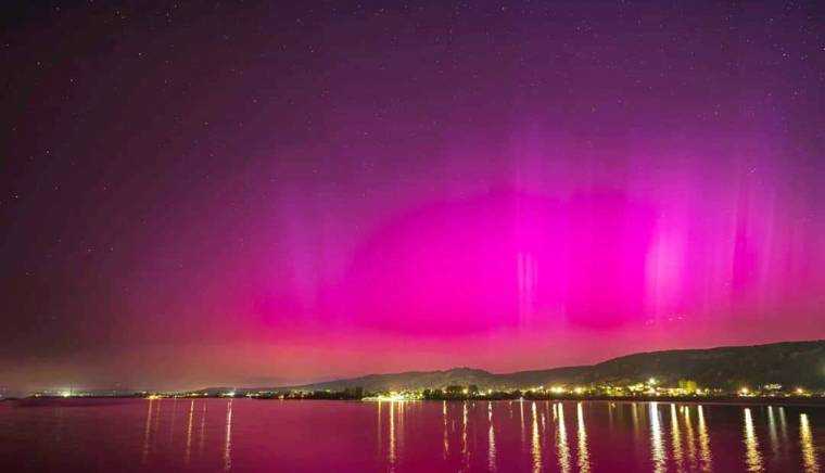 Imagini impresionante cu Aurora Boreală pe cerul Piteştiului. Explicaţia unui specialist