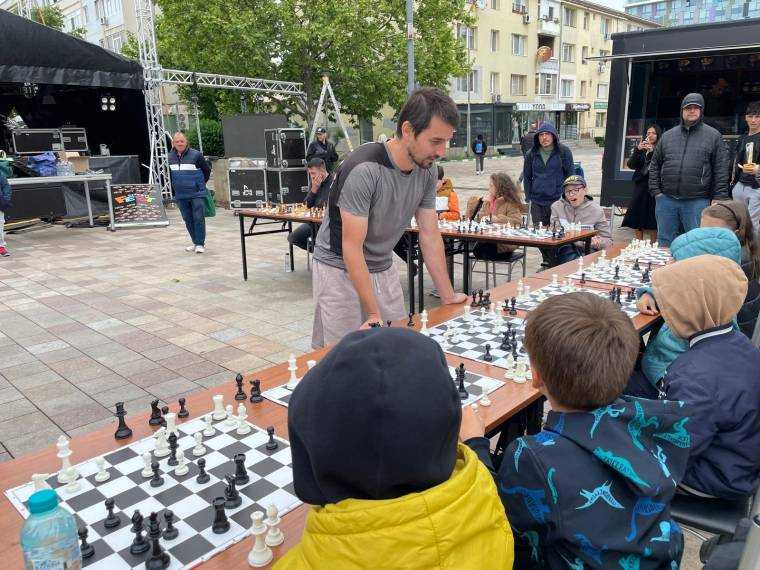 Festivalul Internațional de Șah al Municipiului Pitești, spectacol de concentrare și performanță, în Piața Primăriei!