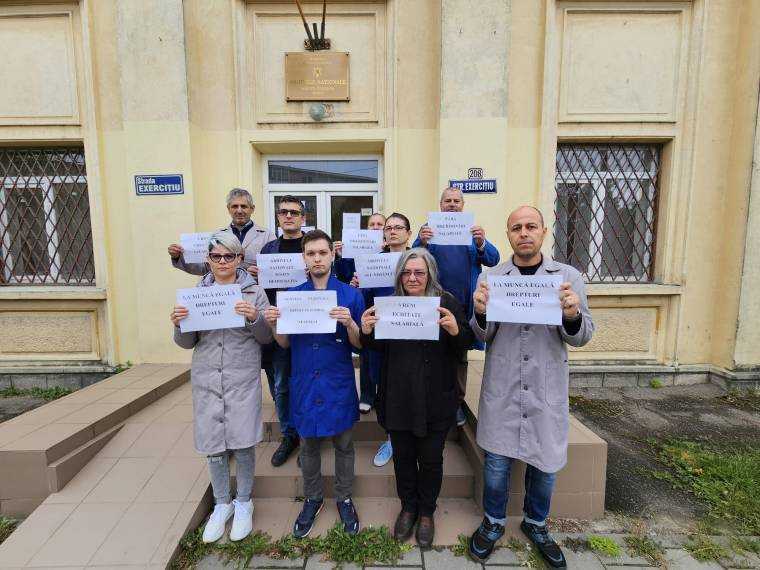 Angajații de la Arhivele Argeș protestează