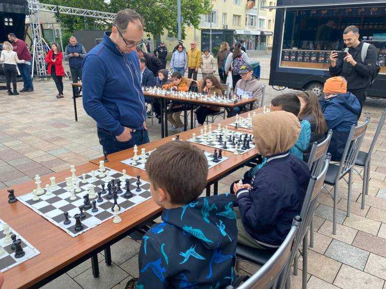 Simultane de șah în centrul Piteștiului. Chess-boxing, în premieră națională