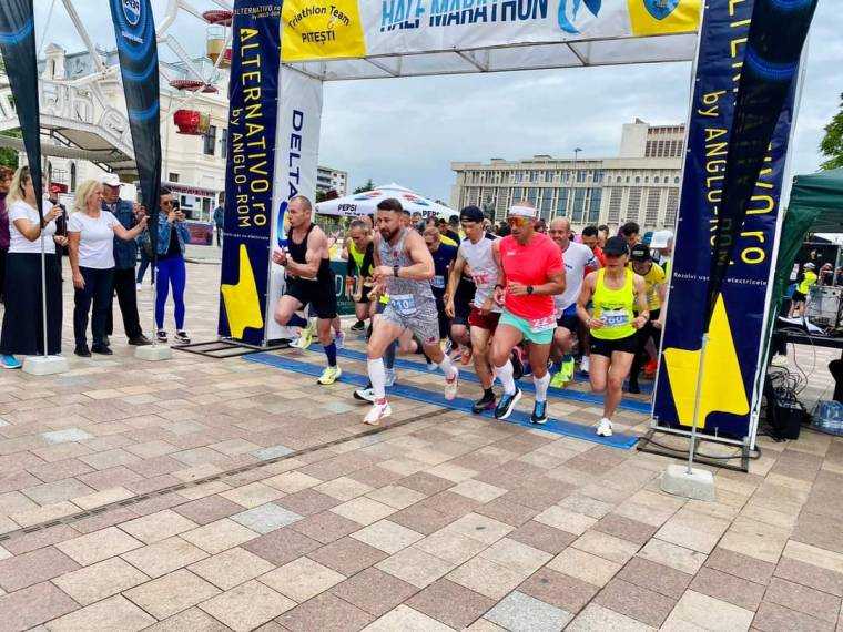 400 de alergători se întrec la Pitești