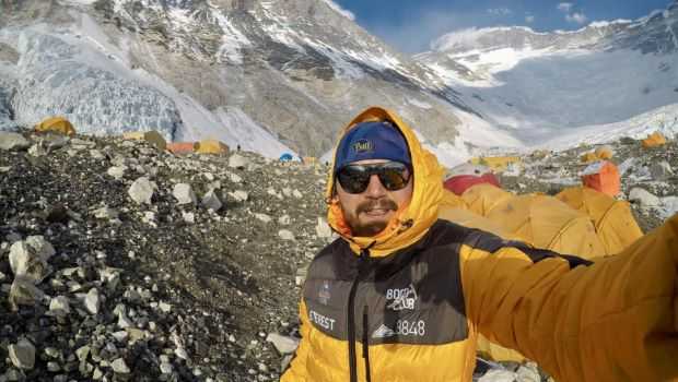 Alpinistul român Adrian Ahriţculesei a cucerit vârful Everest