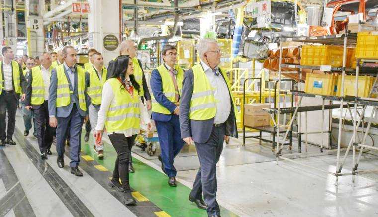 Ministrul Muncii şi un comisar european, în vizită la Dacia. „Trebuie să încurajăm tinerii să lucreze în industrie”