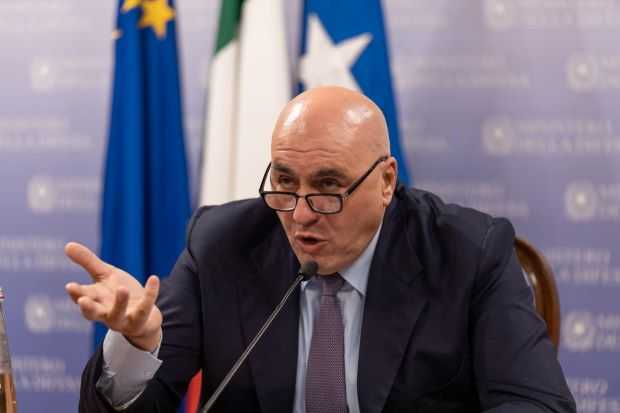 Ministrul italian al Apărării, transportat de urgență la spital, după ce a căzut în timpul unei ședințe