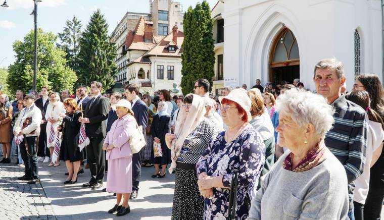 Biserica a hrănit candidaţii