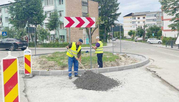 La Curtea de Argeş sunt în curs de asfaltare 6,4 kilometri de străzi