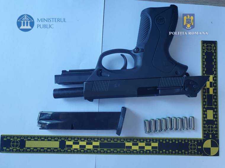 Pistol vândut în Argeș. Percheziții și persoane audiate la Poliție