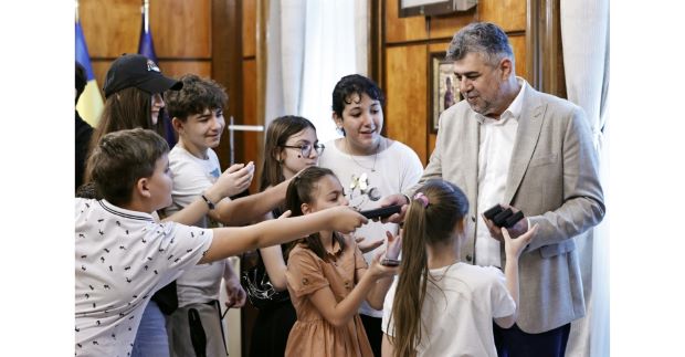 Marcel Ciolacu, ghid pentru copii la Palatul Victoria de 1 Iunie