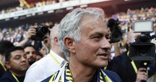 Jose Mourinho, primit la Istanbul de 45.000 de spectatori după ce a preluat-o pe Fenerbahce