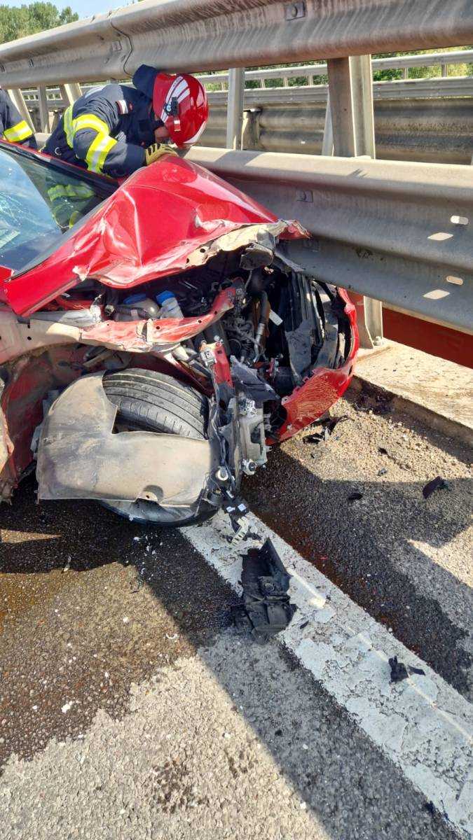 Accident lângă Pitești, pe autostradă. A intrat în parapet
