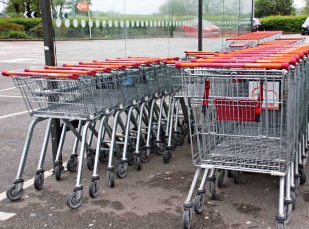 Un copil şi bunica lui au fost electrocutaţi la un supermarket. Un cablu neizolat ar fi provocat incidentul