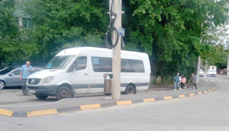 Tur-retur cu maxi-taxi, pe DN73: berea, prezervativul şi oamenii răi