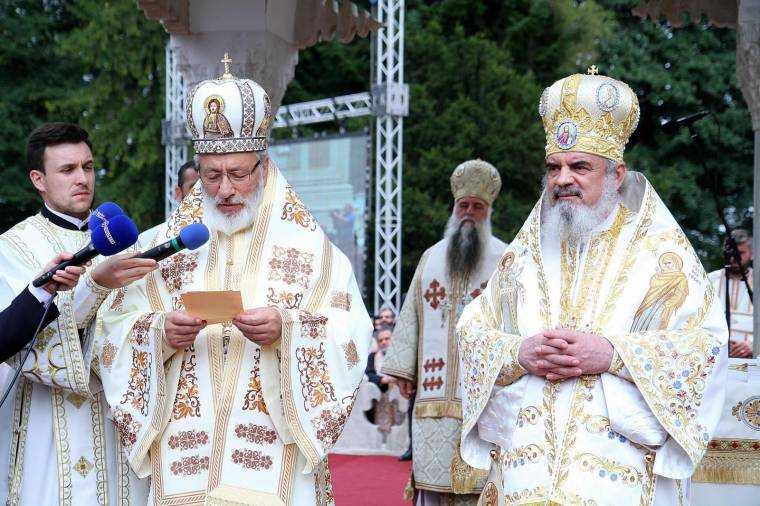 Ce i-a urat Patriarhul Daniel la aniversarea de 80 de ani, arhiepiscopului Calinic Argeșeanul