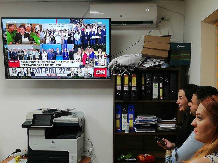 La Pitești e o noapte fierbinte. Voturi, calcule, speranțe