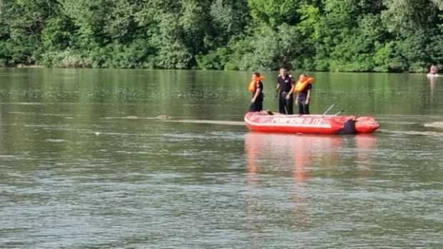 Doi copii au ajuns la spital după ce au intrat în lac să recupereze o jucărie