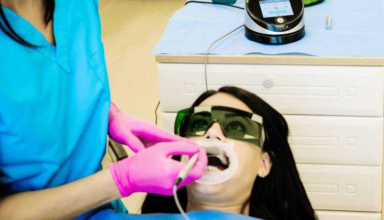 Clinica de medicină dentară Dr. TEO – Zâmbim oricând împreună! ALBIREA DINŢILOR CU LASERUL