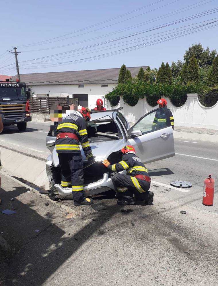 Accident în Argeș. A dat cu mașina în șanț