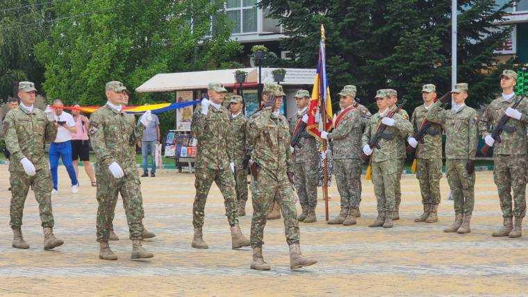 Ceremonial la Pitești. Drapelul României, arborat la Cercul Militar